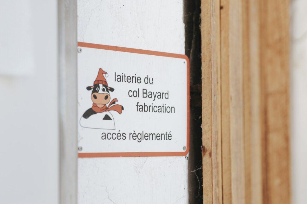 Panneaux accès règlementé laiterie du col Bayard
